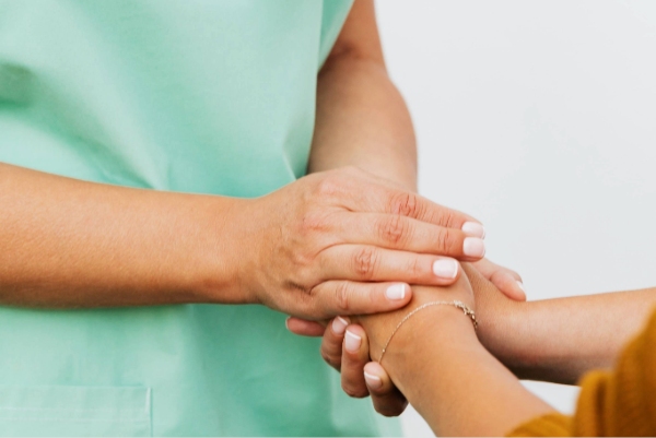 Premier passage d’une infirmière à domicile : quels documents préparer ?
